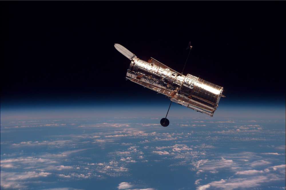 NASA Explores Commercial Missions to Give Hubble More Time in Space